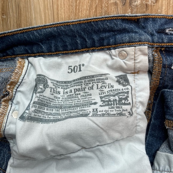 Levi’s Women’s 28 Original 501 Salsa Halfway Medium Indigo High Rise Denim Short - Picture 8 of 11